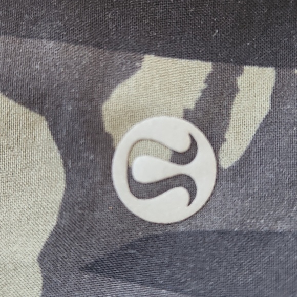 Lululemon Camo Shorts Size 6 - Picture 6 of 6